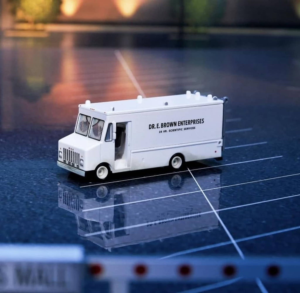 1:64 die-cast white service truck on reflective base