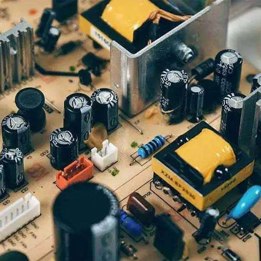 Electronics circuit board with multiple aluminum electrolytic capacitors and radial leads
