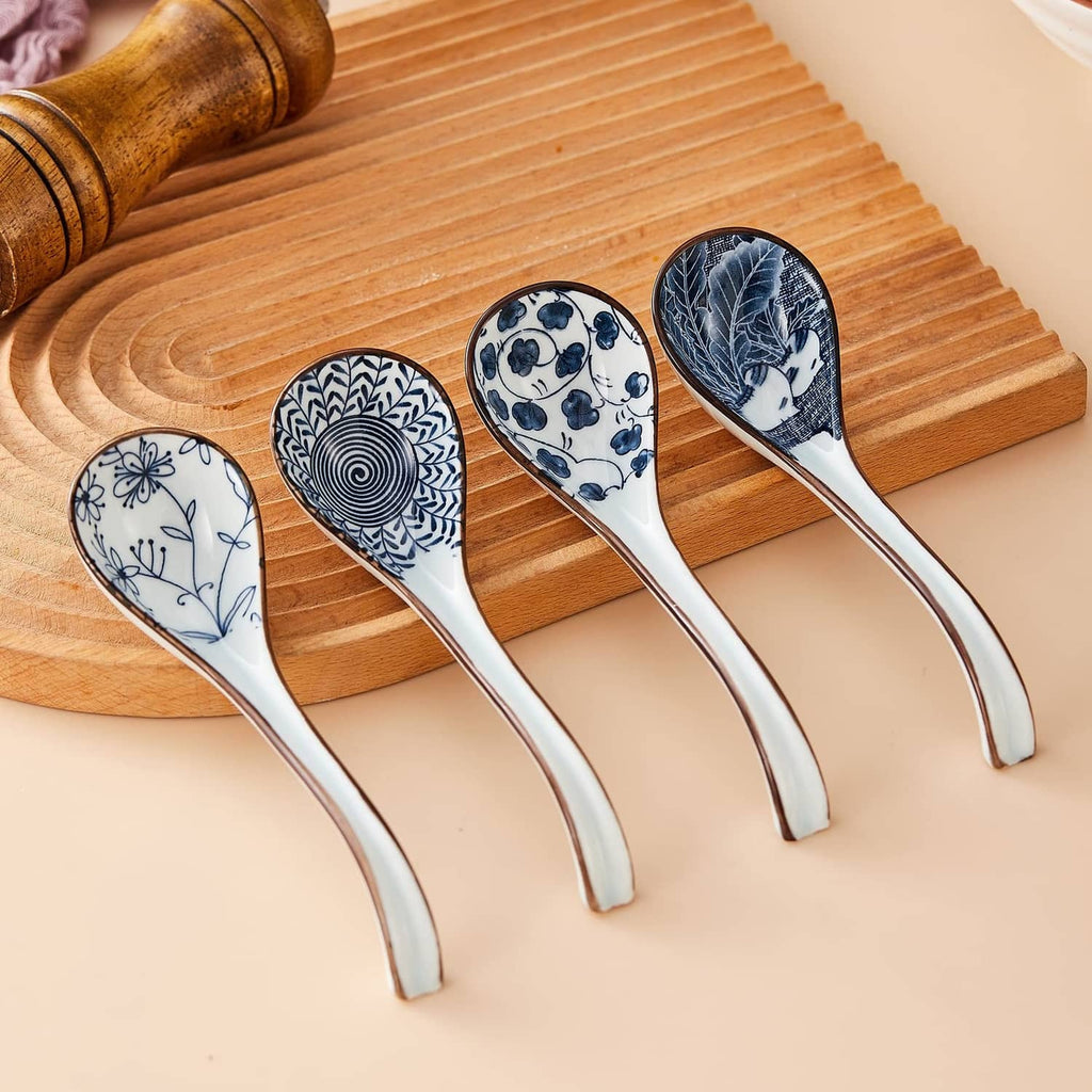 Ceramic Asian soup spoon set of four on wooden board, blue-and-white porcelain head