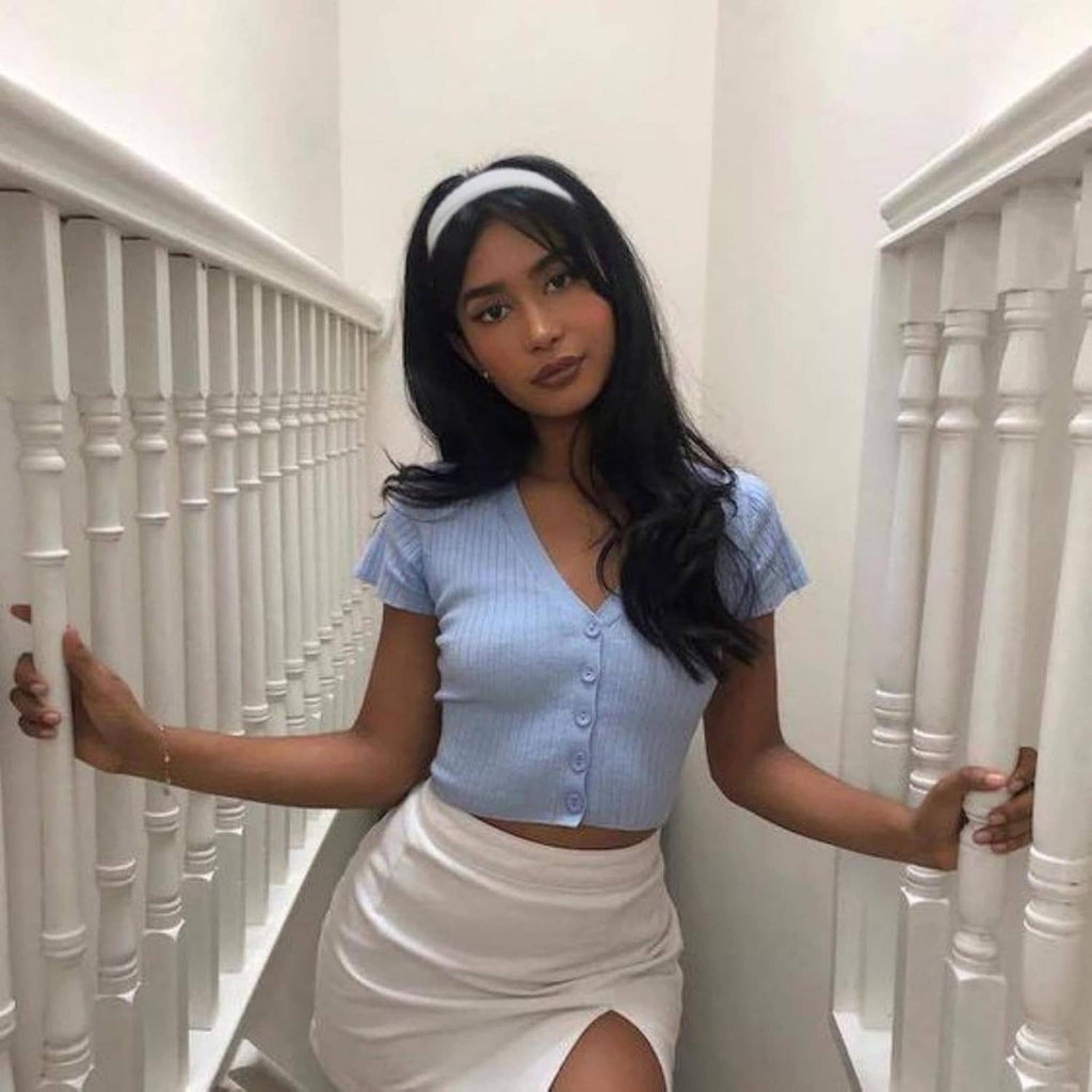 Headband not clearly visible on model; hair accessories are indistinct
