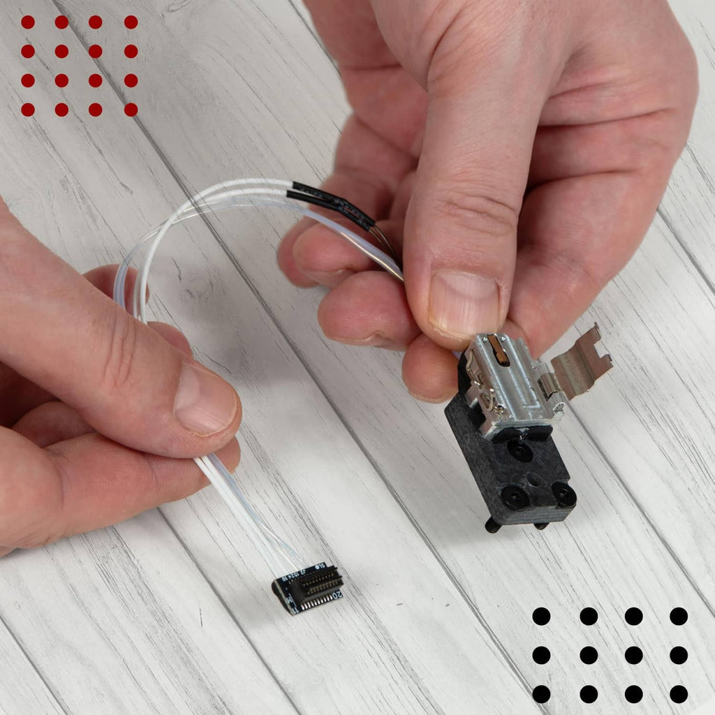 Hotend heating assembly wiring connector being fitted on black and metal part