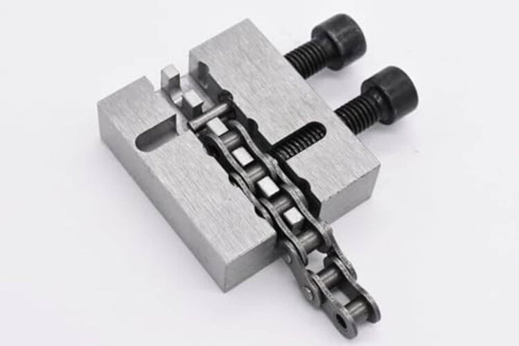 Steel chain press tool with gripping lever and chain pin punch