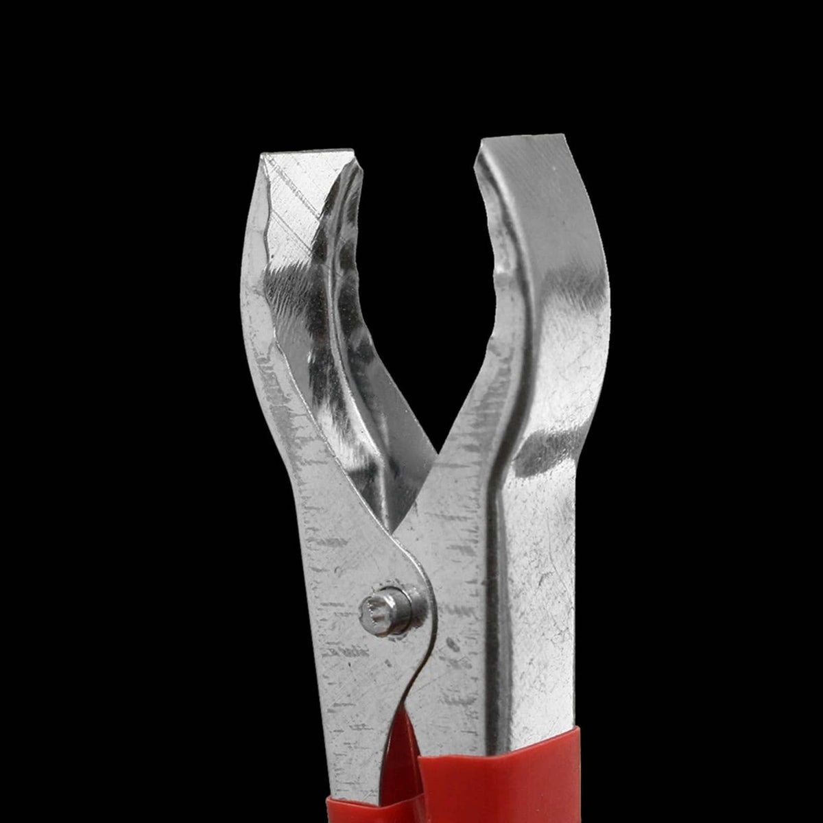 Metal alligator clip with red insulation on a 12V charging cord cable