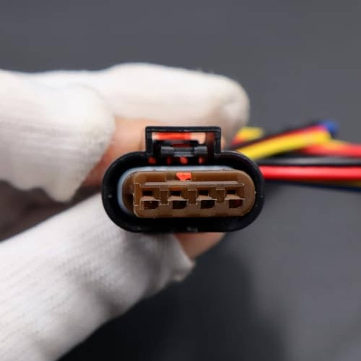 Actuator connector harness connector socket with multi-pin interior