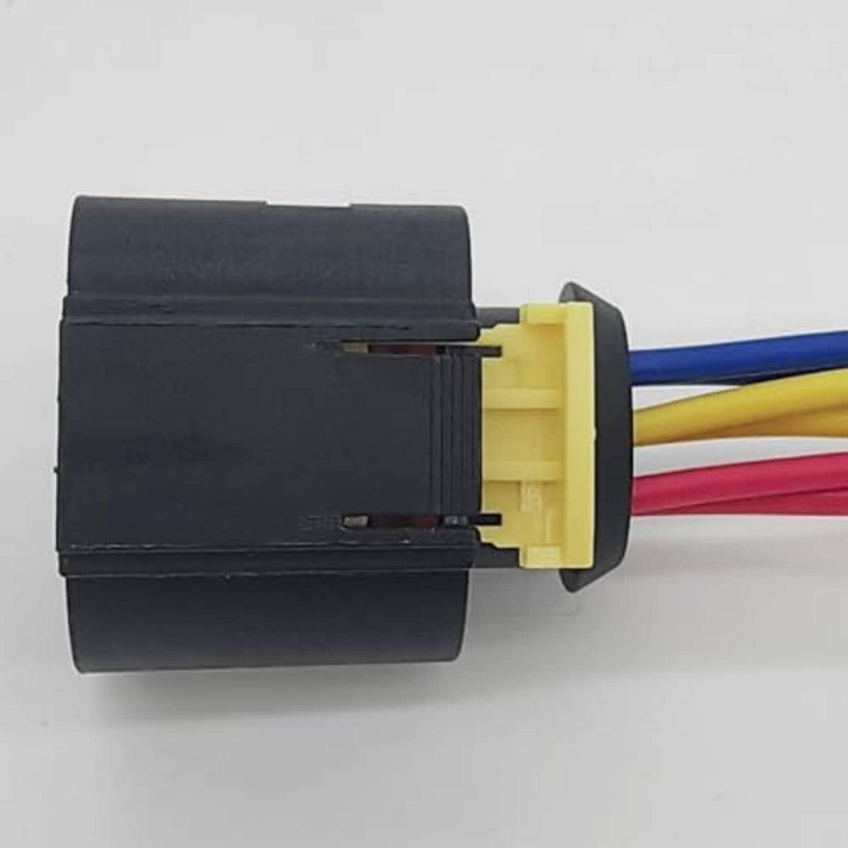 Oxygen sensor connector wiring harness plug with yellow insert and color-coded wires
