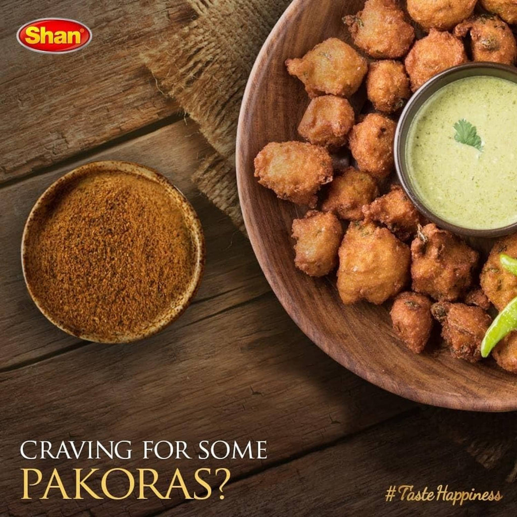 Shan Chaat Masala seasoning mix, ground spice bowl with pakoras and green chutney