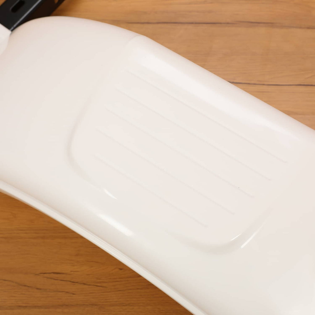 White HDPE fender surface with ridged texture and smooth curved edge
