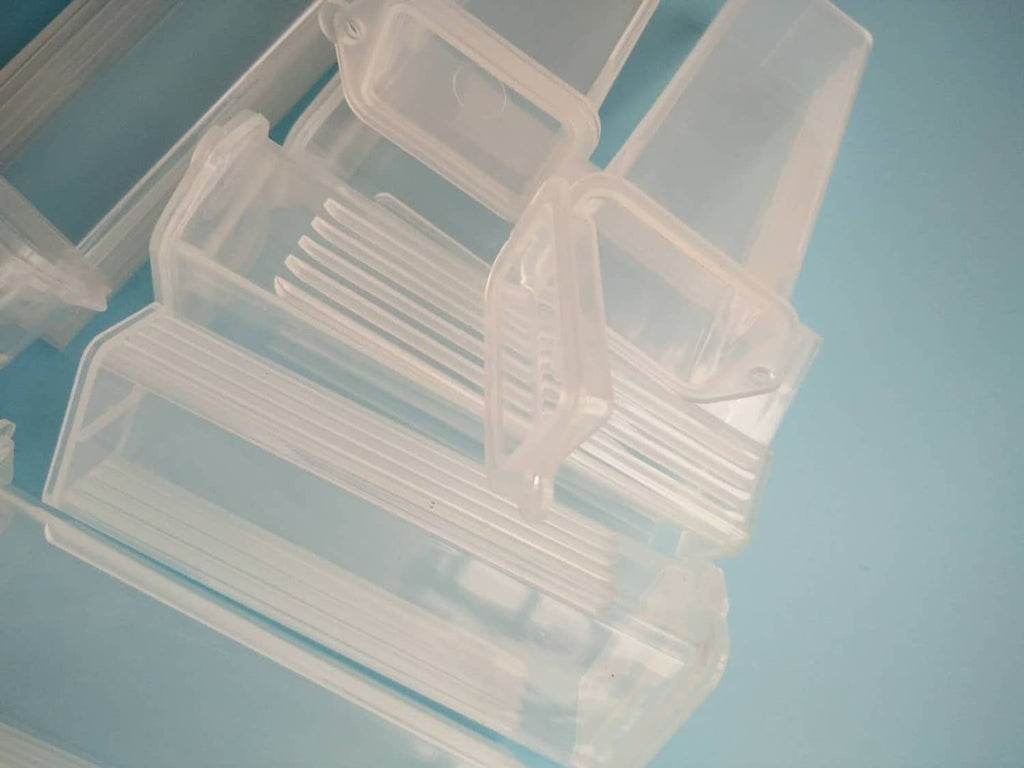 Transparent plastic microscope slide holder case with fitted compartments for glass slides