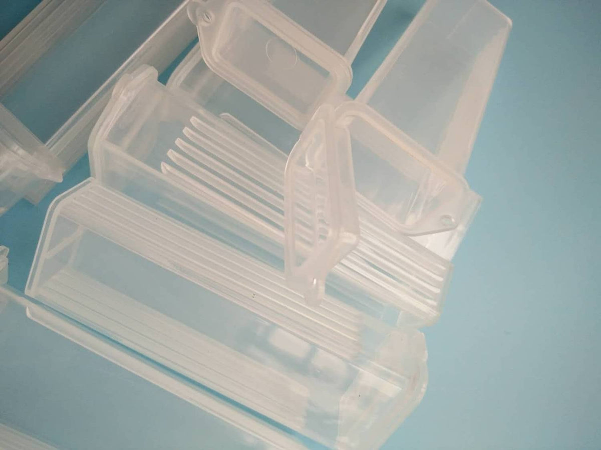 Transparent plastic microscope slide holder case with fitted compartments for glass slides