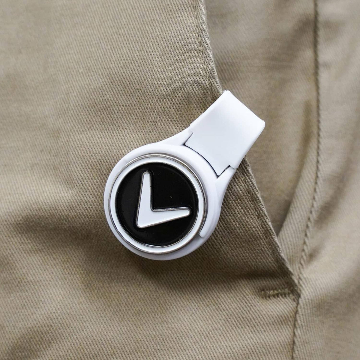 Magnetic hat marker clip on a light cap, oval black center with Callaway logo