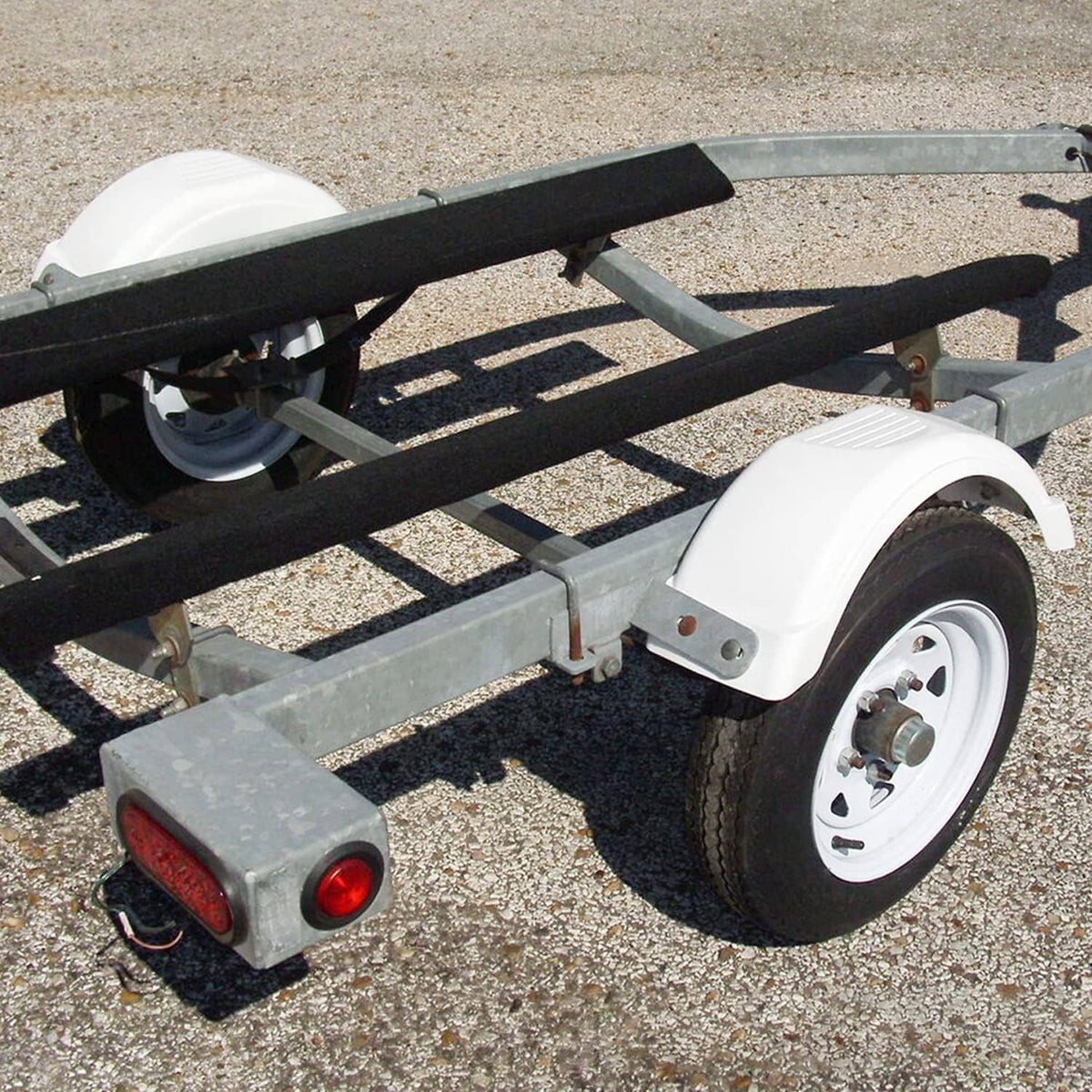 White wheel fender for single-axle trailer, front corner mount on frame