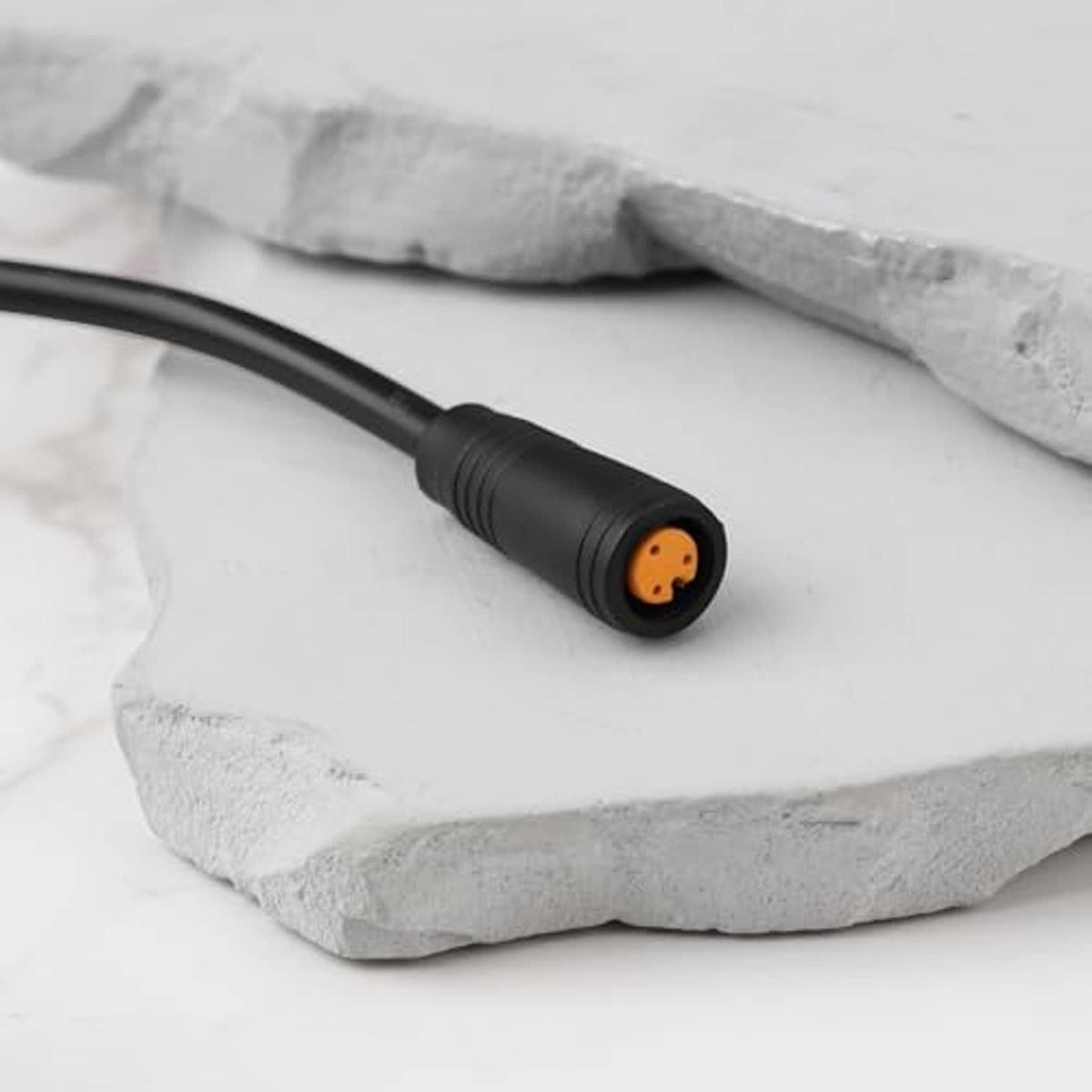 Black thumb throttle cable end with 3-pin plug and orange contacts