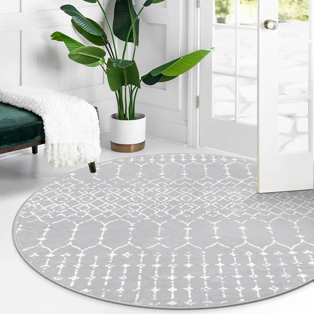 Grey round rug with white Moroccan quattrofoil trellis pattern and flat woven look