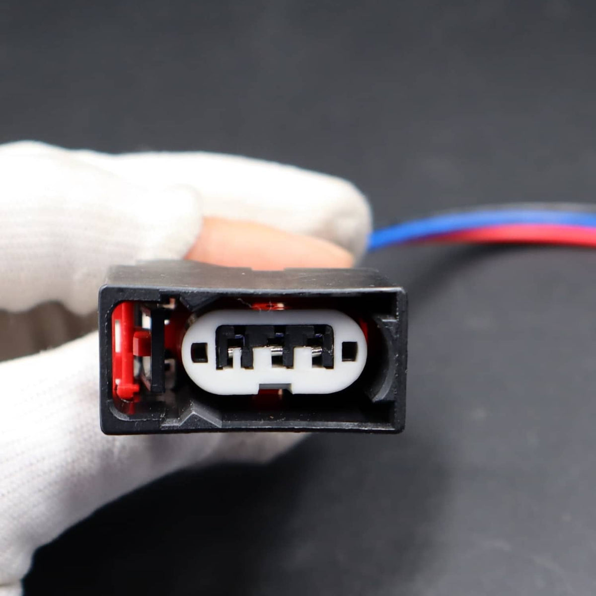 3-pin connector pigtail plug with pink-tipped insulation and blue/red wires, black housing