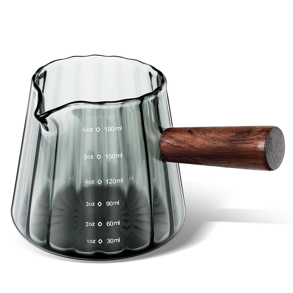 Clear single-spout measuring cup with wood handle and ml measurement markings