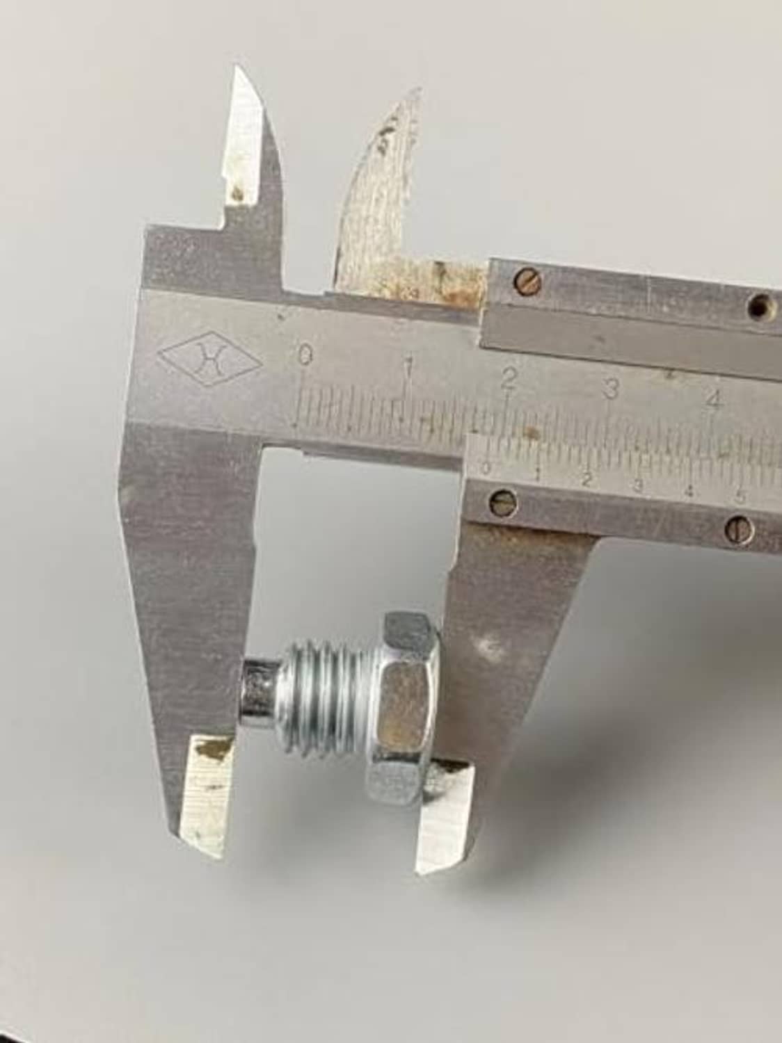 Hydraulic floor jack fixed screw with caliper measurement, exposed threaded end