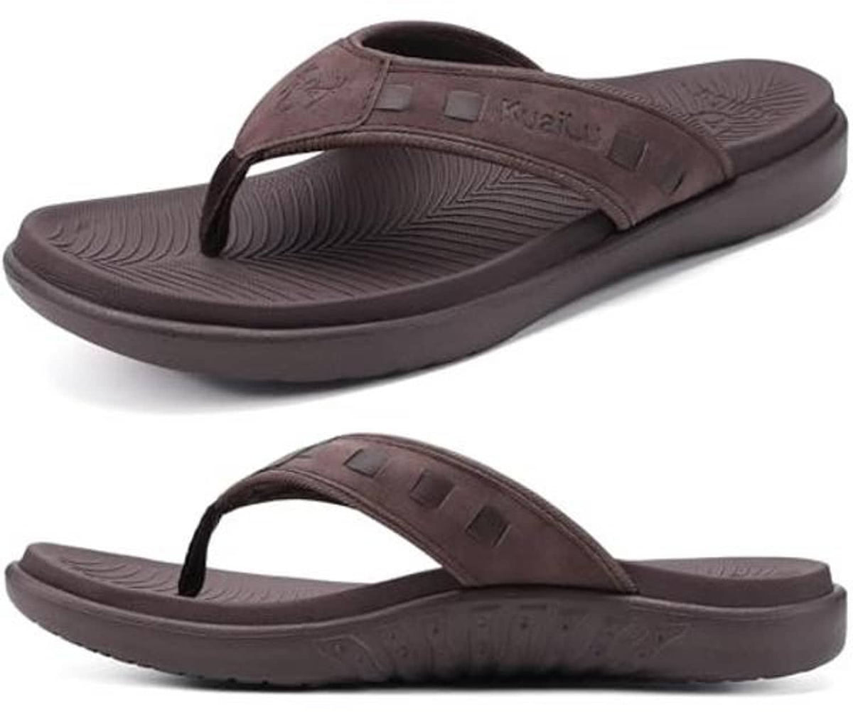 Men’s brown thong flip-flops, cushioned textured straps and grippy outsole