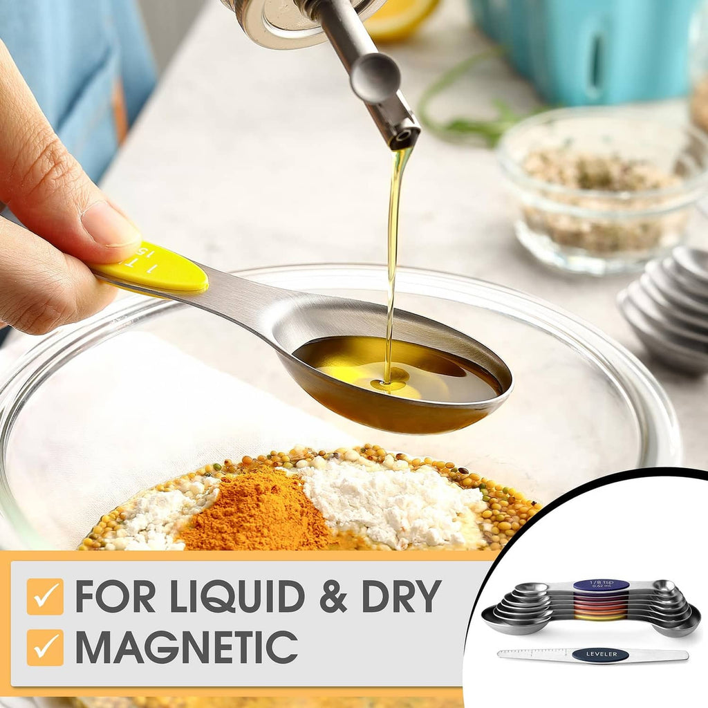 Stainless steel magnetic measuring spoon with yellow size label, pouring liquid