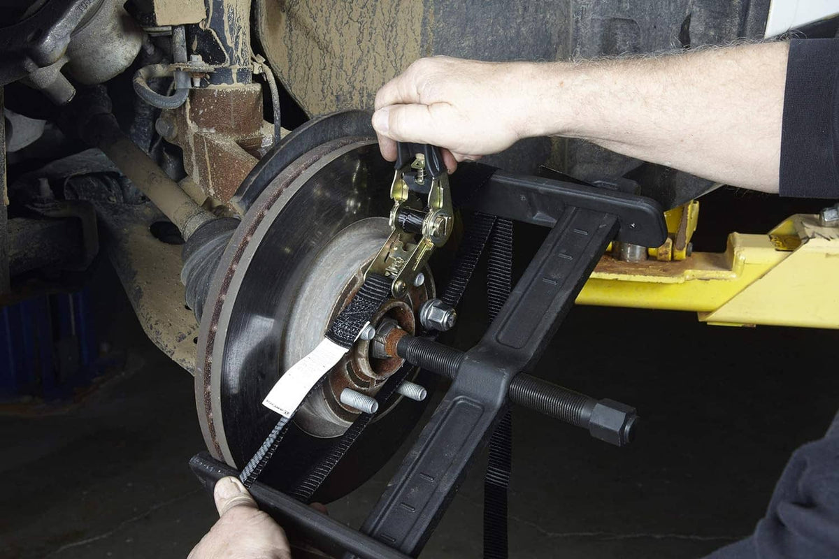 Brake drum and rotor puller adjustment with threaded screw and ratchet-style linkage