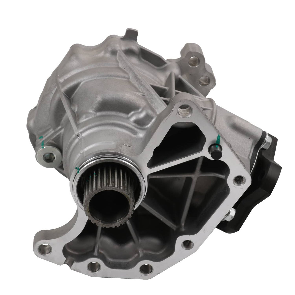 Transfer case housing with central toothed shaft and ribbed outlet chamber