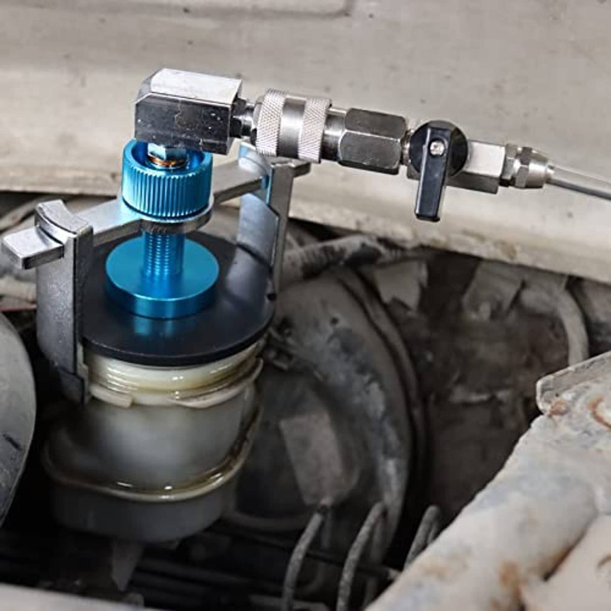 Brake master cylinder adapter fitted to vehicle brake reservoir with blue adjustment