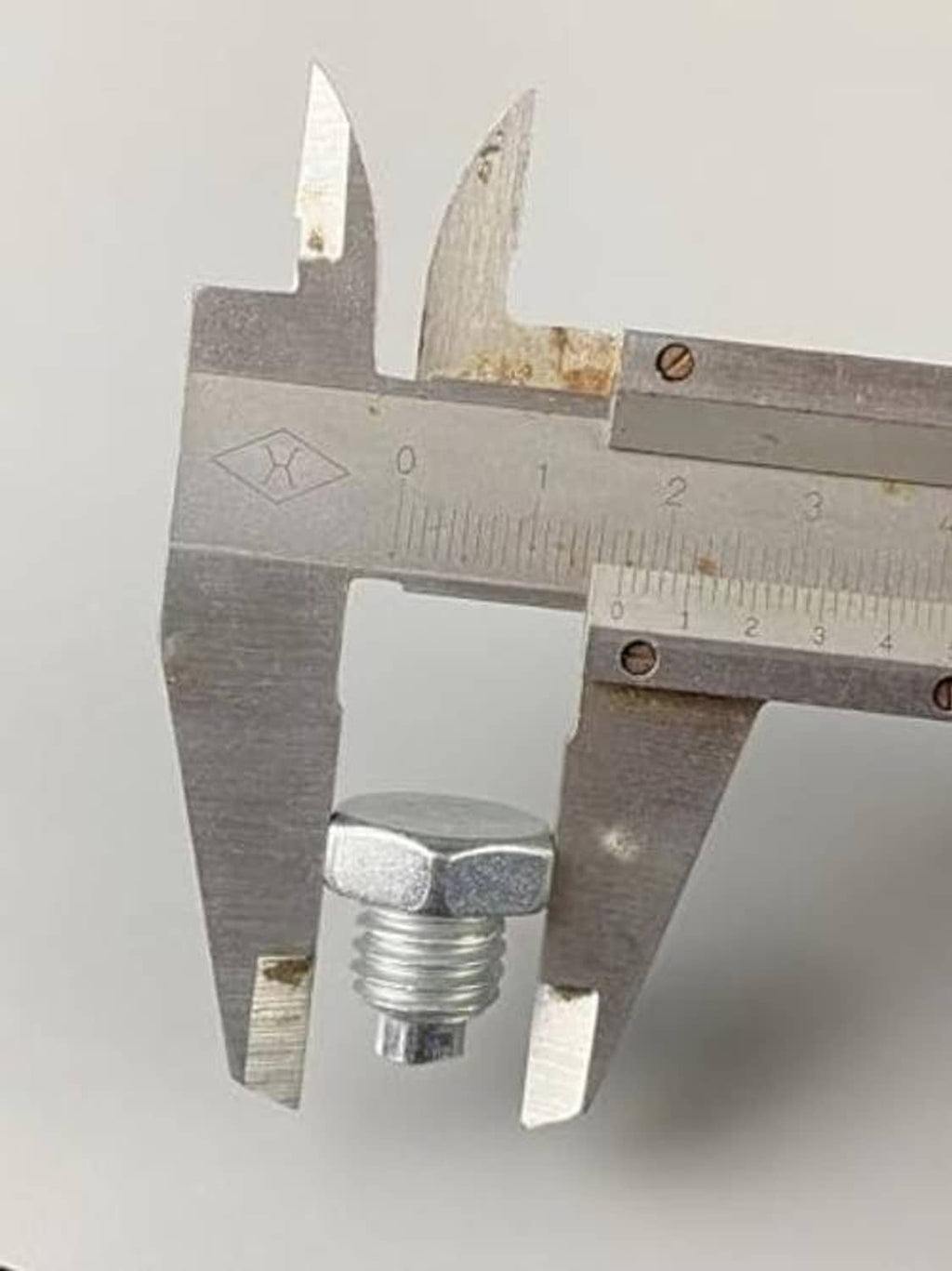Hydraulic floor jack fixed screw measured with calipers, hex head and bolt shank