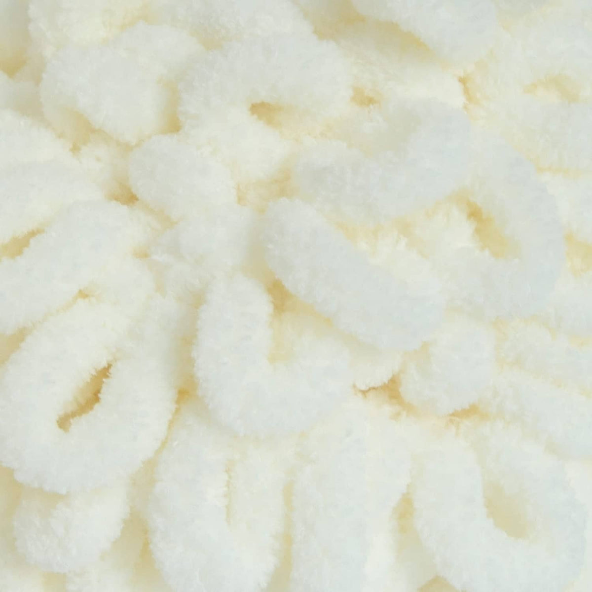 Cream chunky yarn texture, soft thick loops