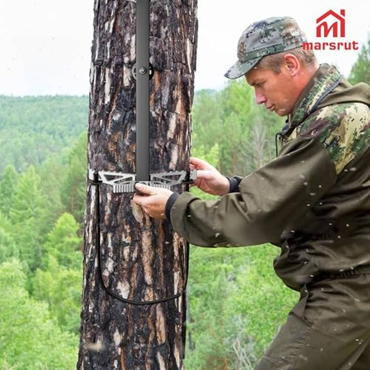 Tree-mounted single-step rope ladder aide with metal clamp and U-shaped loop