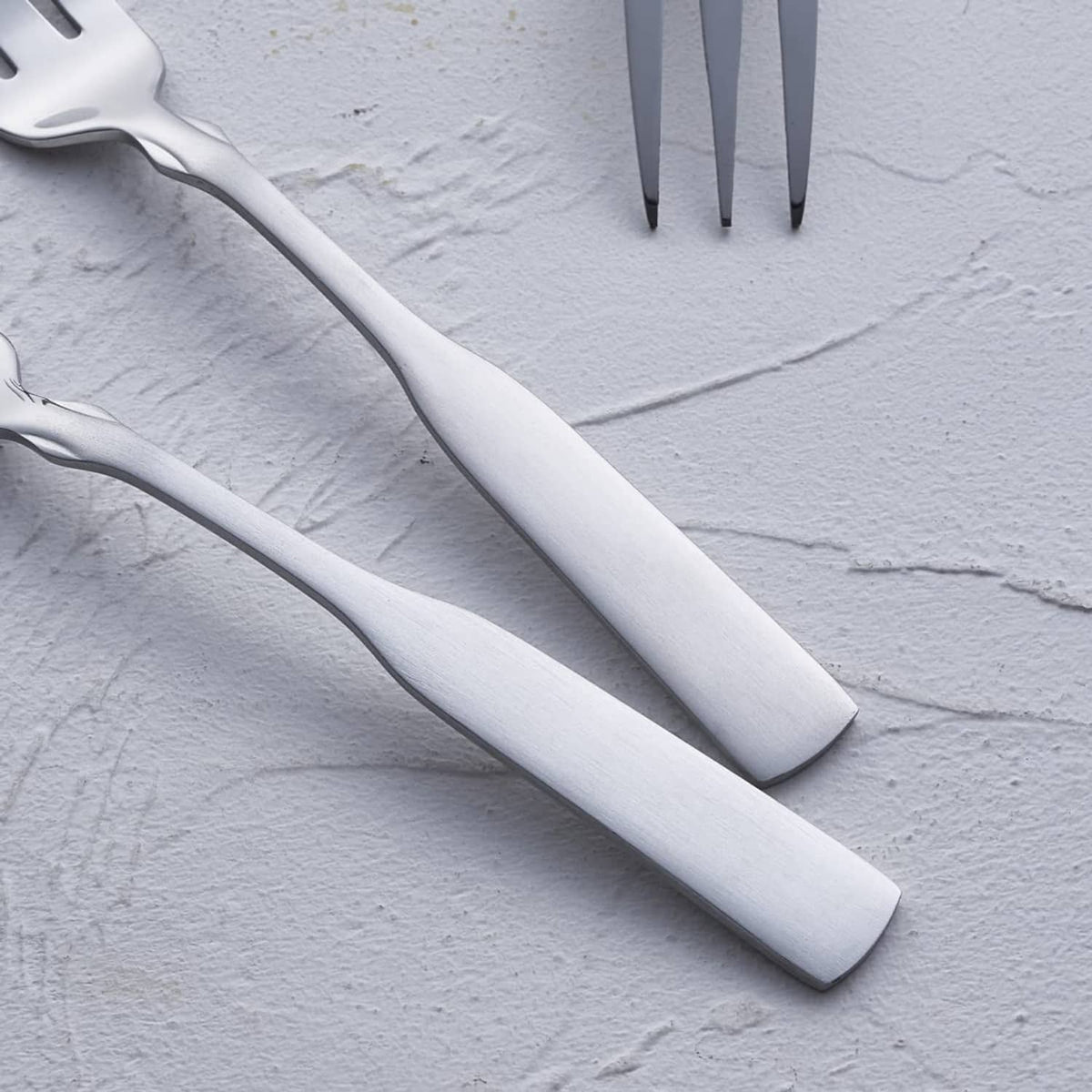 3-tine stainless steel dinner fork, 7.6 in, polished silver handle and tines
