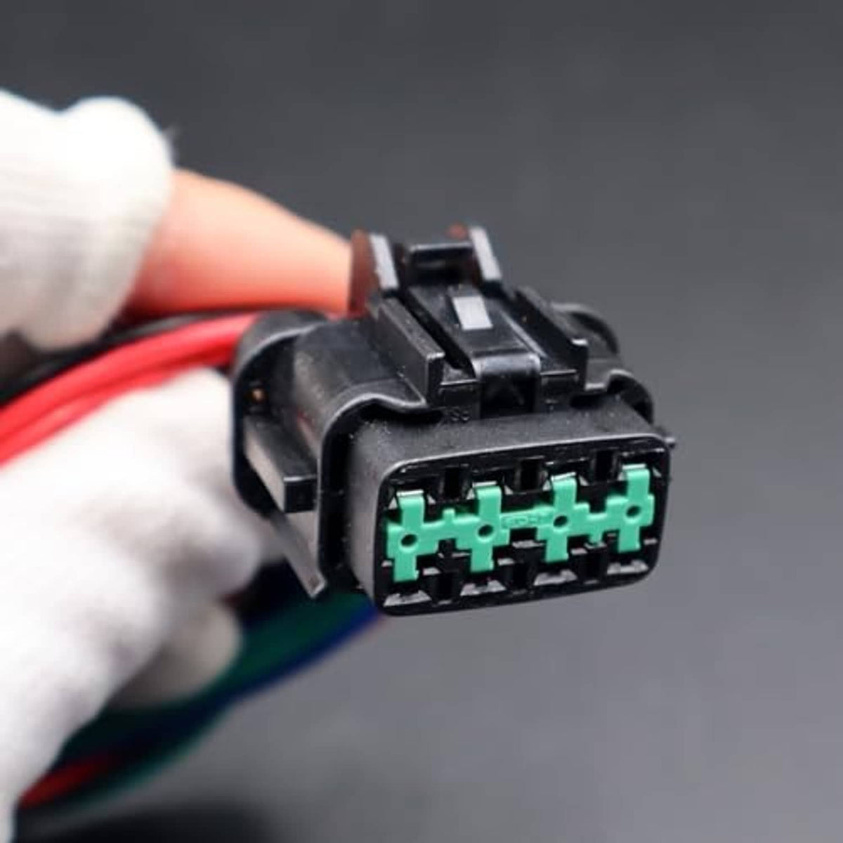 Headlamp connector plug with green pin terminals and multicolor wires