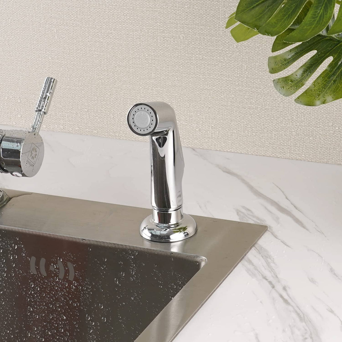 Chrome kitchen sink side sprayer head mounted with circular spray face