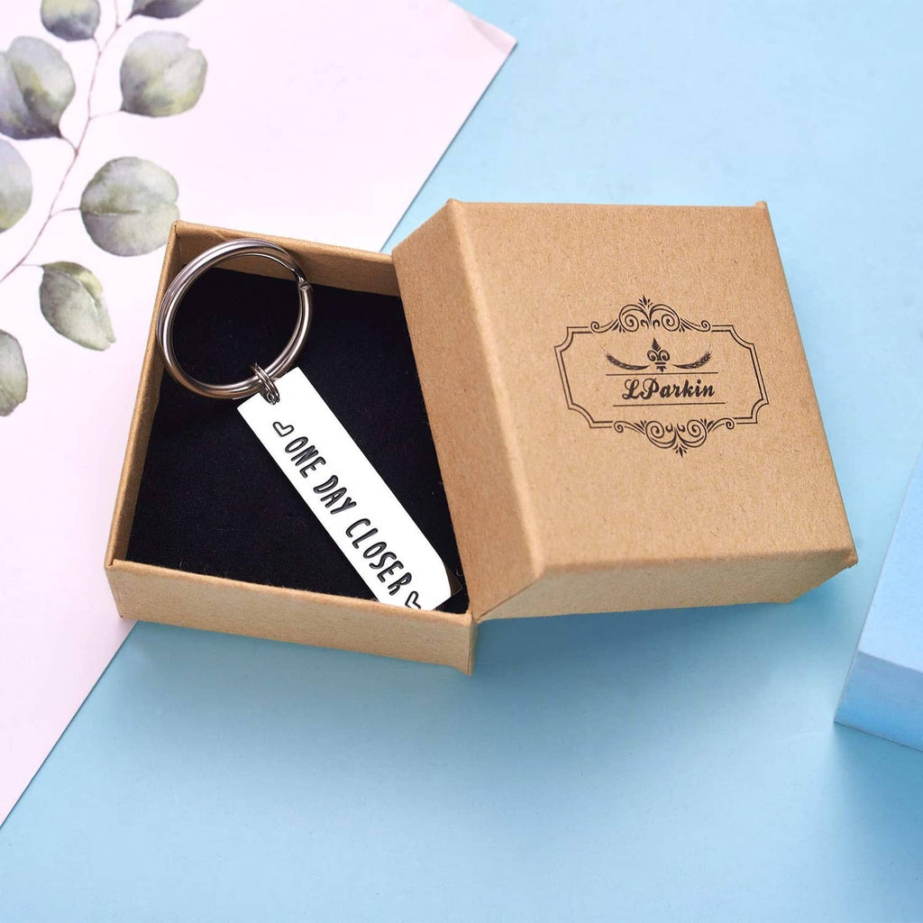 Stainless steel keychain 'ONE DAY CLOSER' included in Lparkin gift box