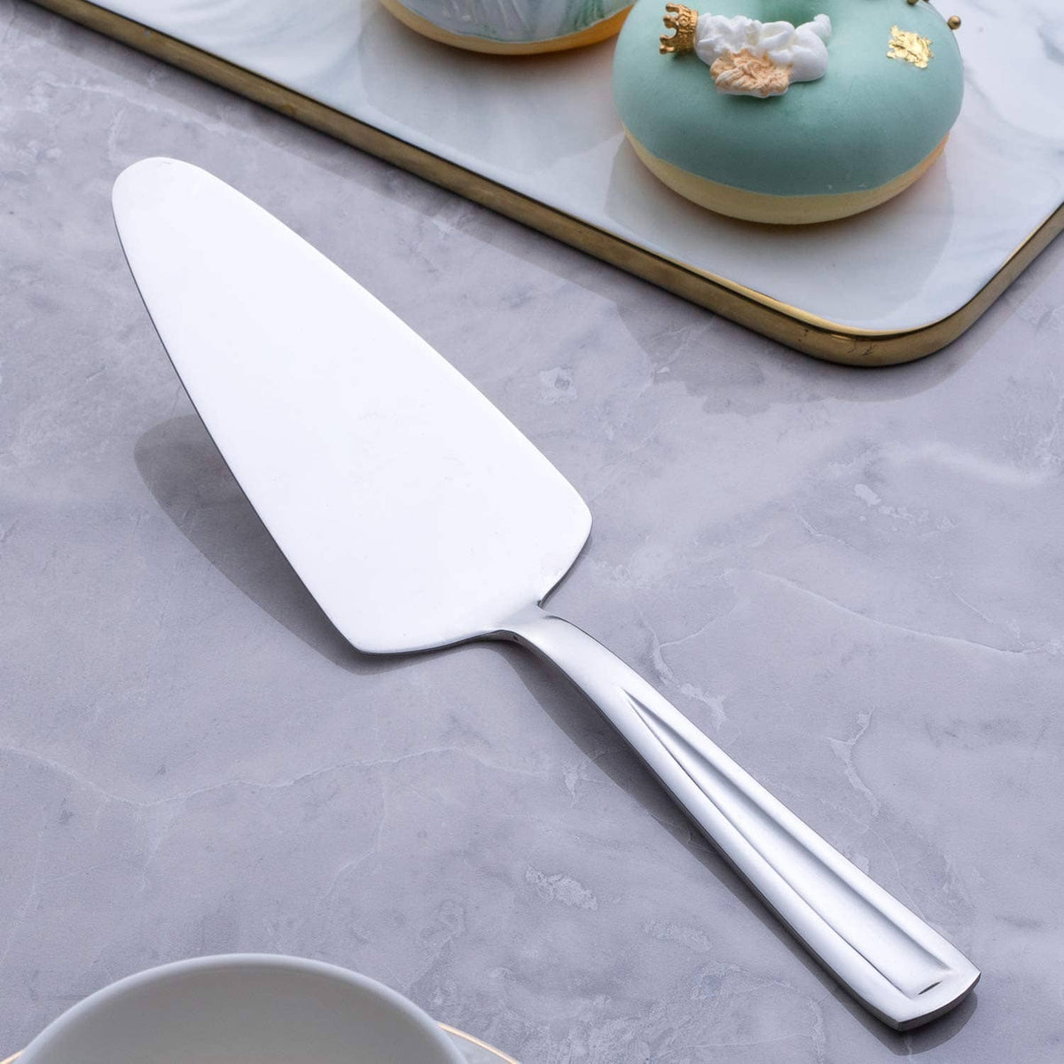 Single stainless pie cake server with white triangular blade and shiny handle