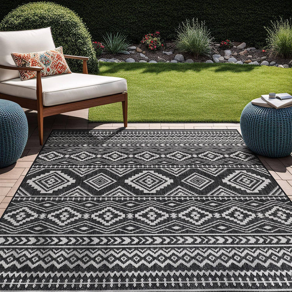 Black-and-white diamond patterned indoor/outdoor rug with flat woven look