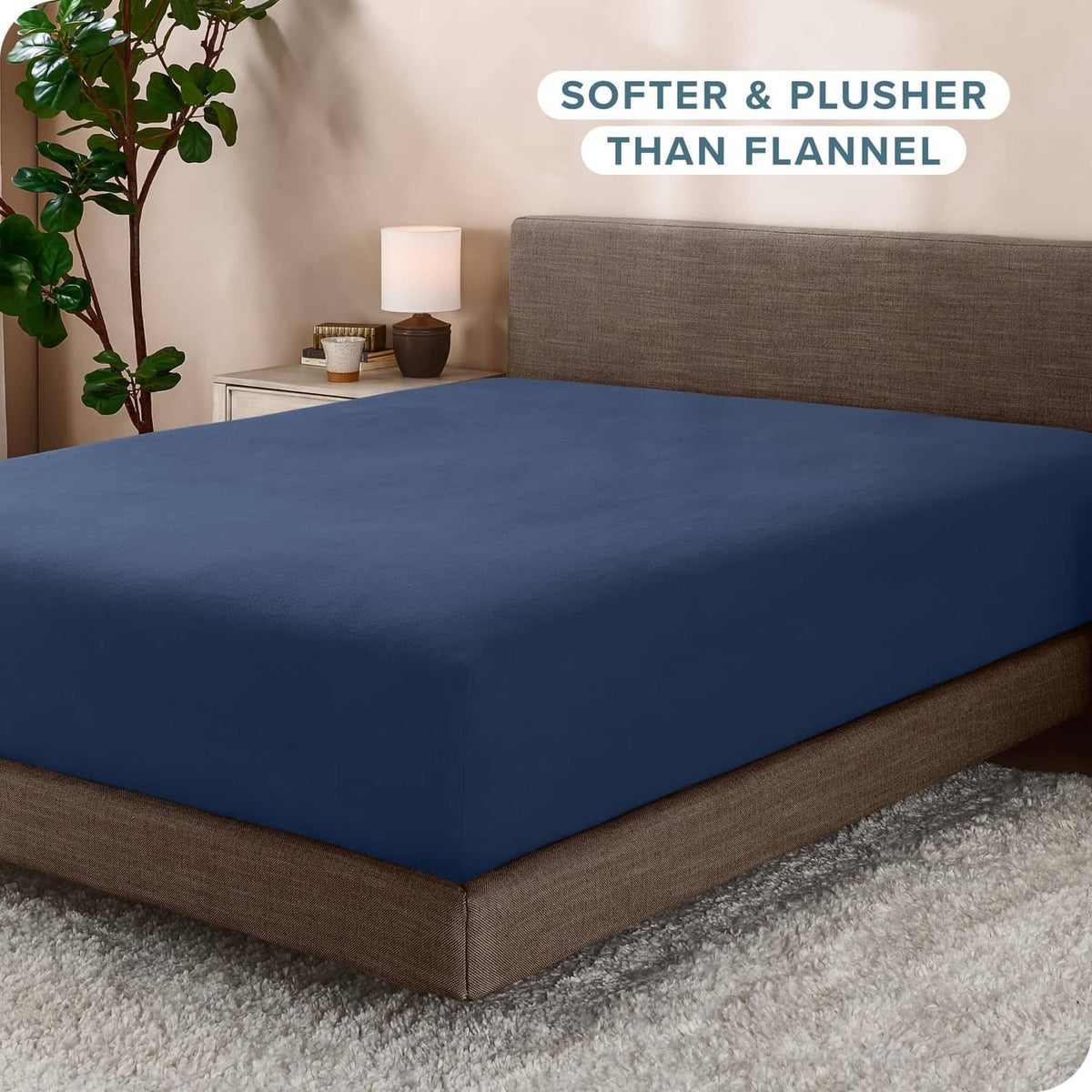 Dark blue fleece fitted sheet for deep mattresses, neatly fitted on a bed
