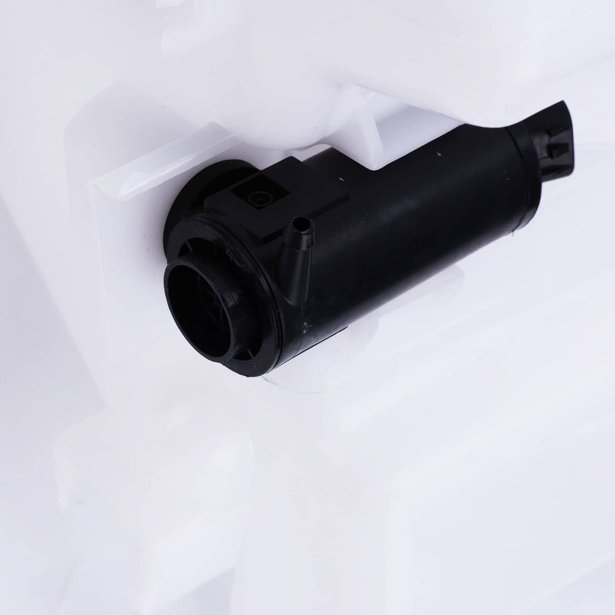 Windshield washer expansion tank pump assembly with hose outlet