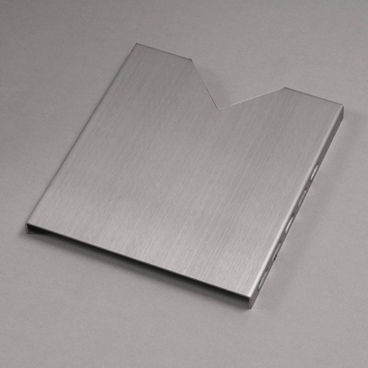 Aluminum steering console mount plate with stepped edge