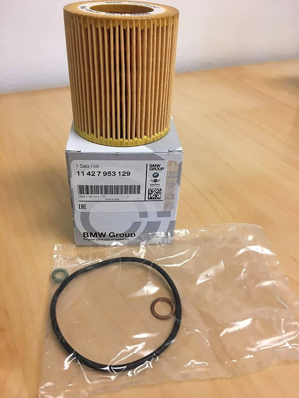 Oil filter element kit with gasket rings, parts box and bag