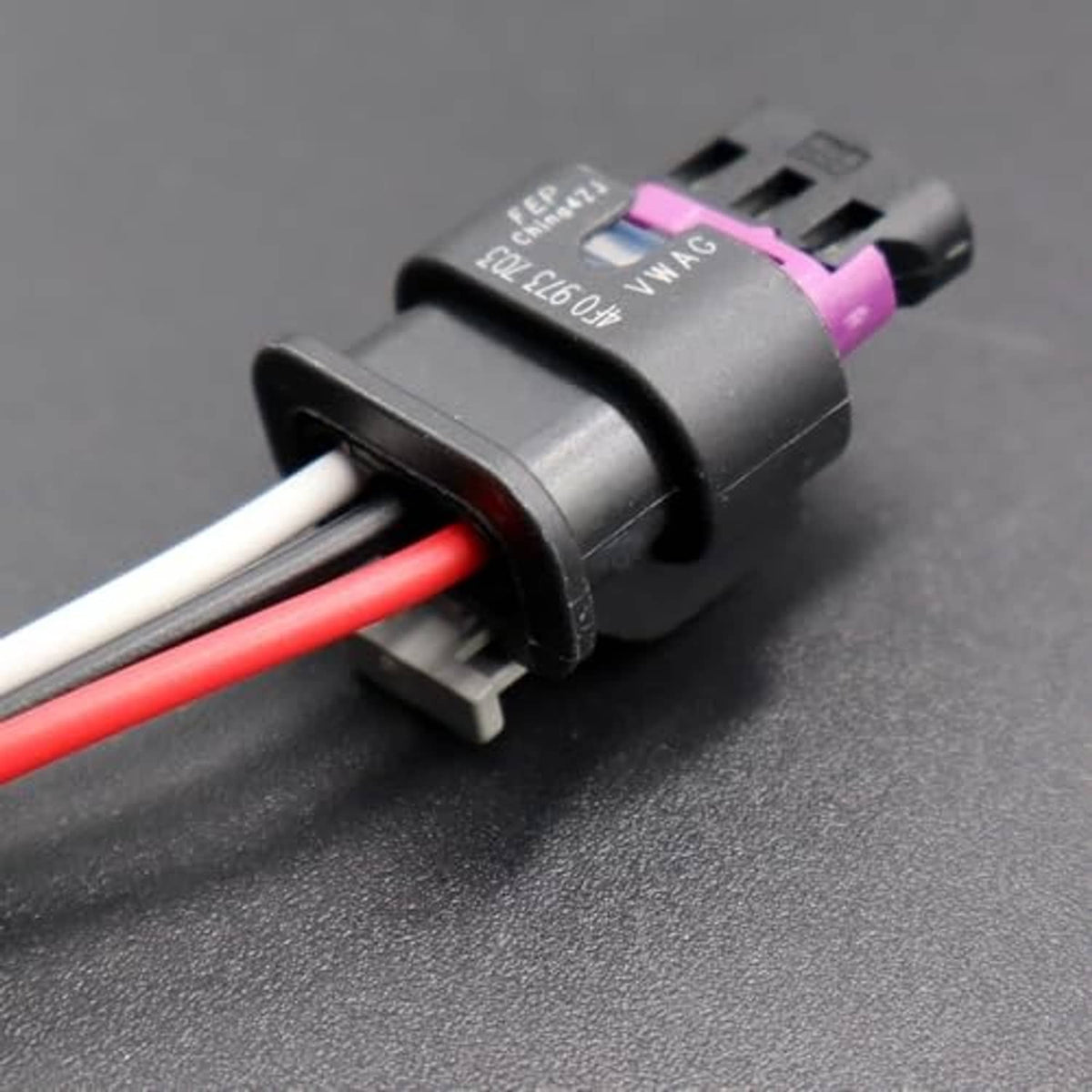 Camshaft position sensor connector with metal body and red/white cables