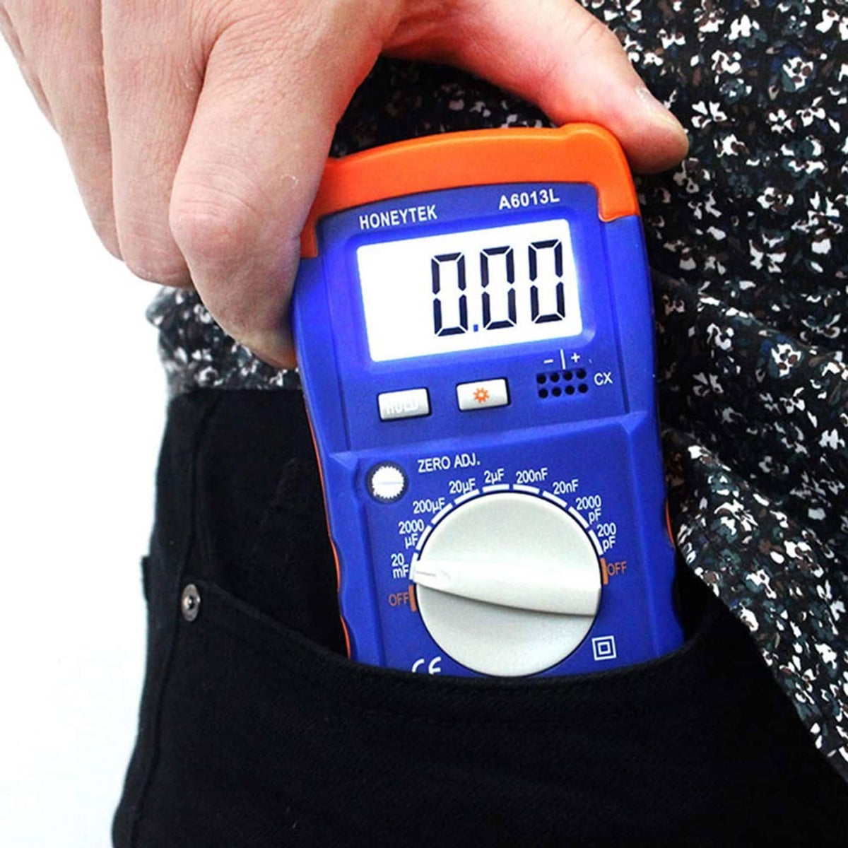 Close-up of Honeytek capacitor tester LCD displaying 0.000 with selection knob