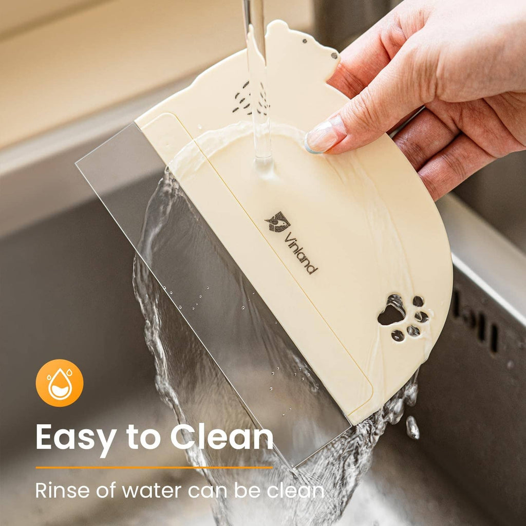 Cream cake scraper with paw-shaped details for easy water rinsing