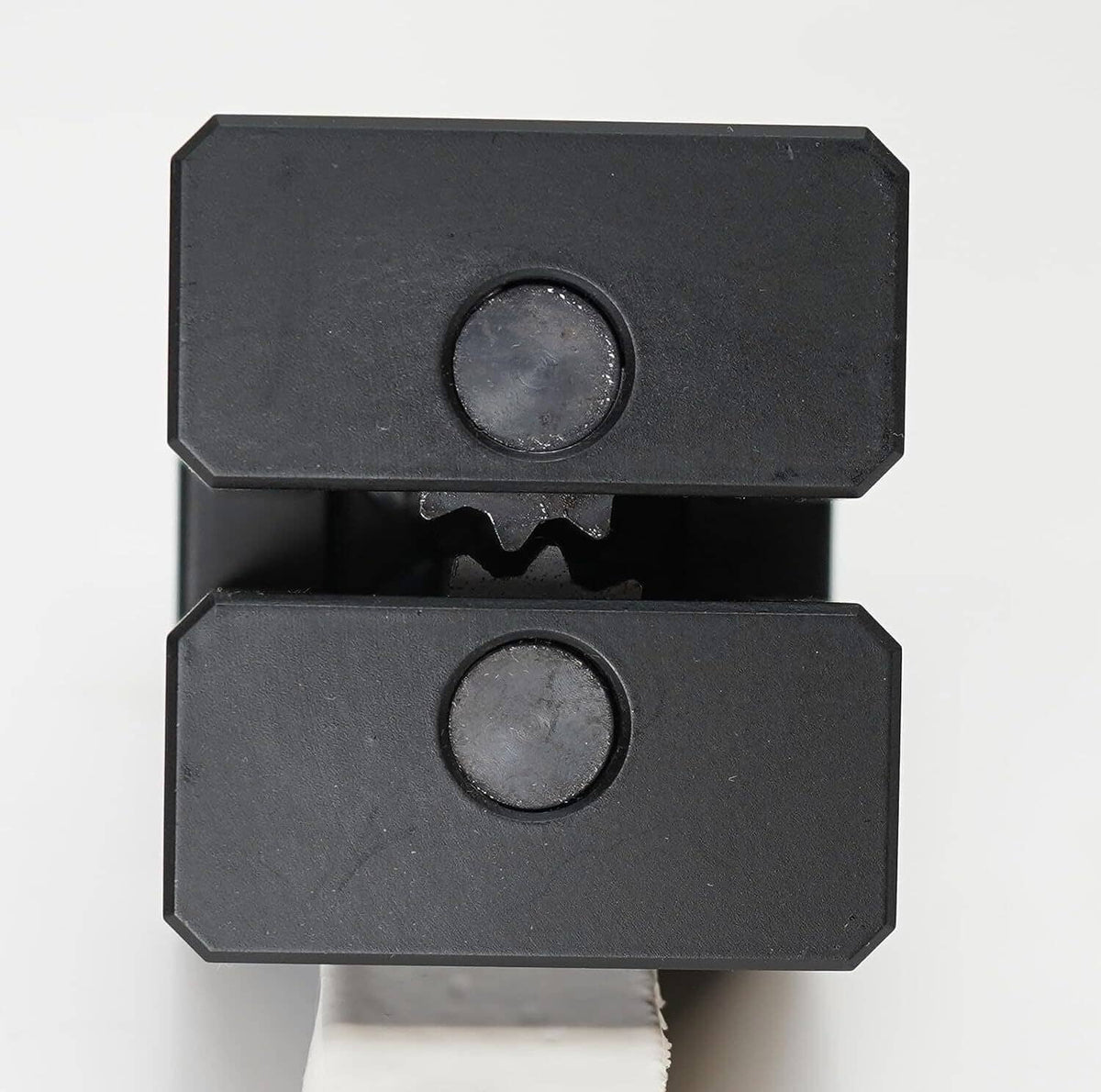 Power-assisted sheet metal crimper jaws with two black plates and circular controls