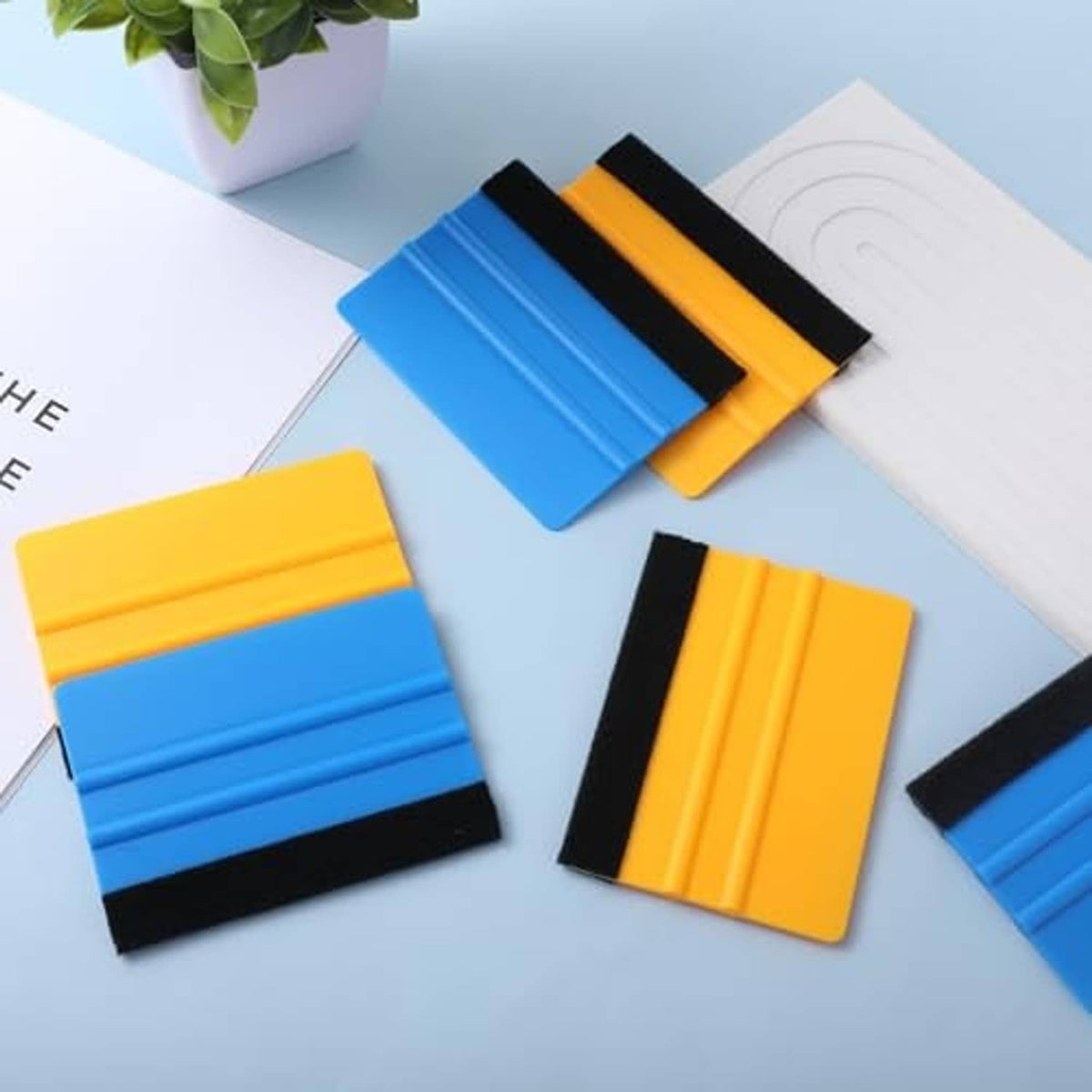 Pack of felt-edge plastic squeegees for vinyl film, blue and yellow scrapers with black felt