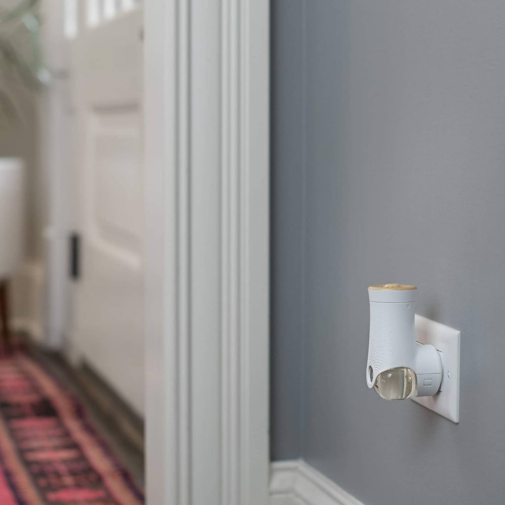 Scented oil warmer outlet plug with small refill bottle cartridge