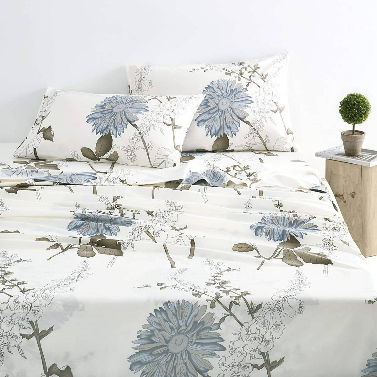 White cotton floral bed sheets set with blue flowers and botanical prints, 4-piece