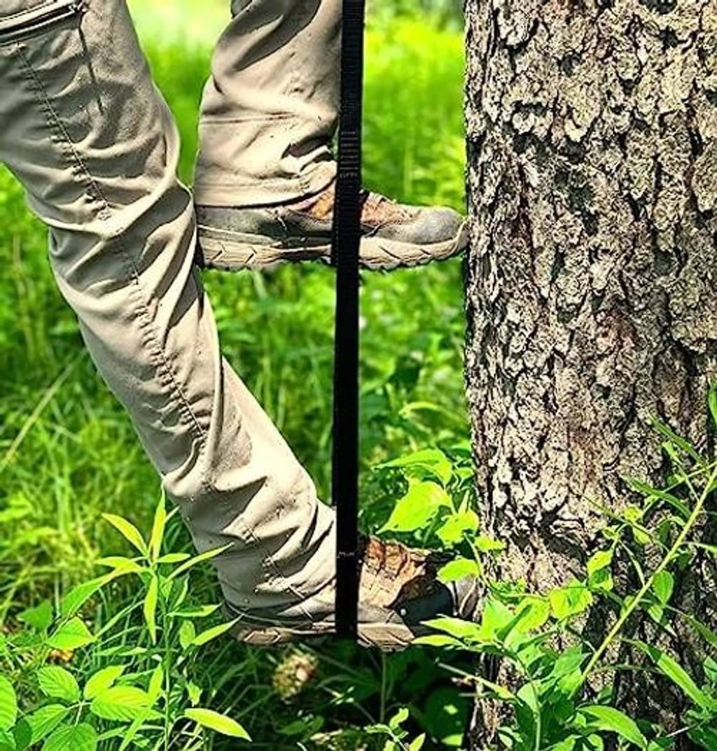 Two-step climbing aider strapped to a tree trunk for climbing support