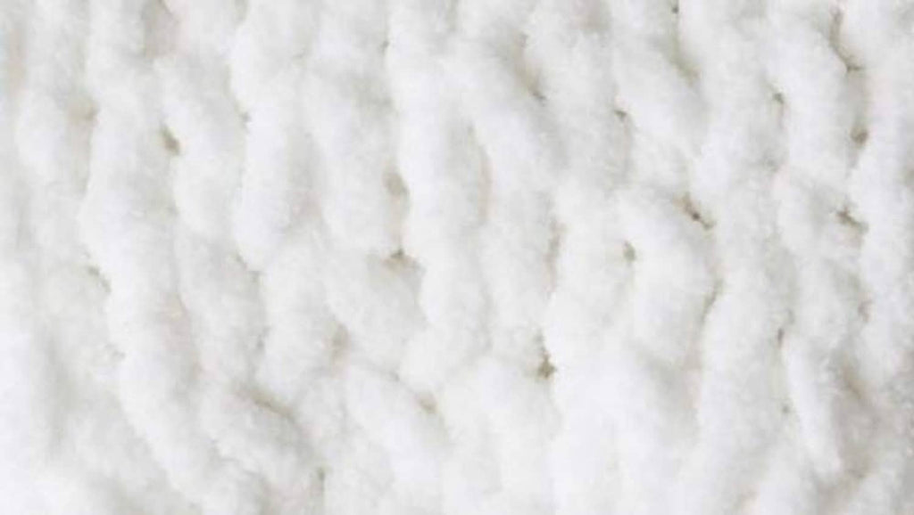 White super bulky yarn texture with thick loops
