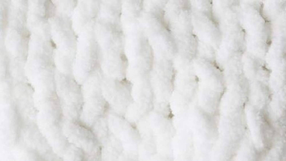 White super bulky yarn texture with thick loops
