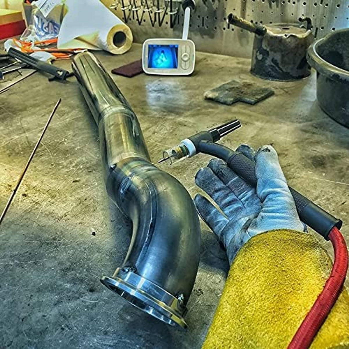 3 in 90° stainless steel elbow fitting, smooth curved tube with dark inner bore