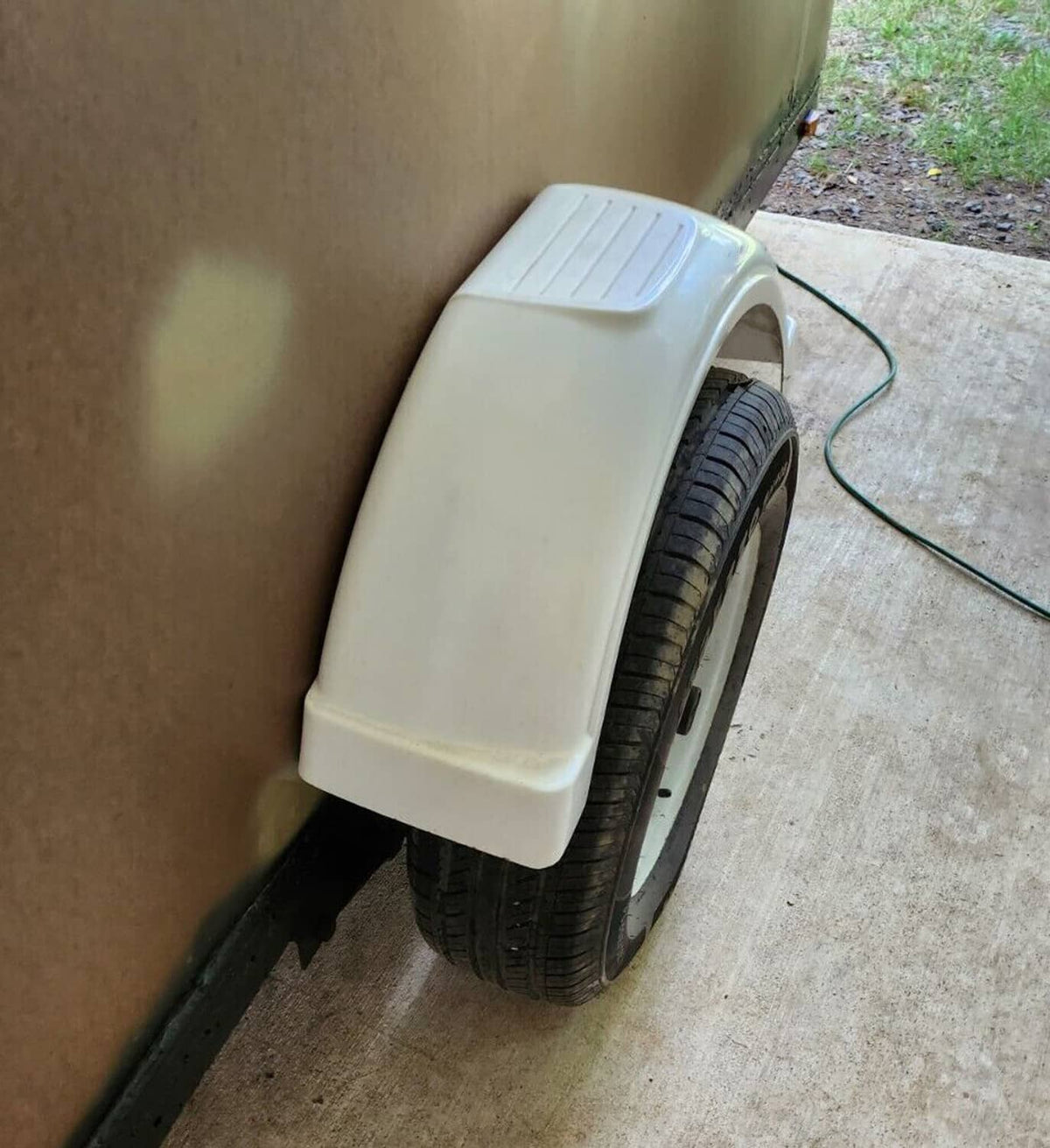White trailer fender, curved splash guard for 13 in wheel
